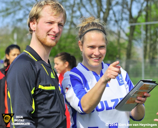 IJzendijke aanvoerster Maud Kuijpers geeft tekst en uitleg bij de controle van de spelerspassen.