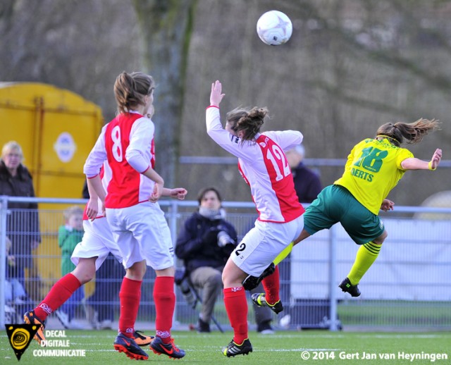 Liv Aerts van Fortuna Sittard met een kopbal die door Denise Koorevaar van RCL uit de lucht wordt geplukt.