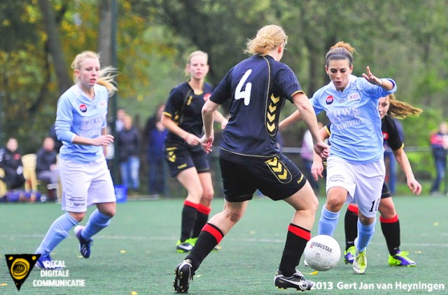 Samira Benchamach van RCL in actie maar haar inzet levert echter niet het gewenste resultaat op. Suzanne Bakker van Wartburgia is een te grote sta in de weg.