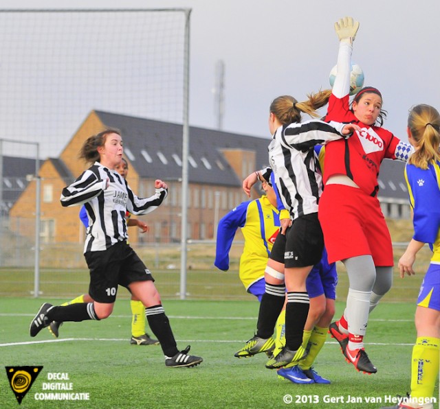 Spannende momenten voor het doel van Jennifer Gittling van Berkel die wordt belaagd door Lieke Hendriks van Eldenia.