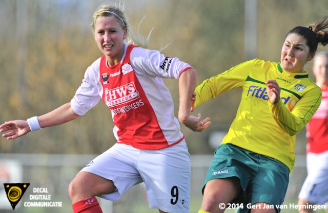 Marcha Duijkers van RCL in duel met Shirley Kocacinar van Fortuna Sittard.