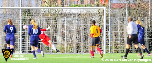 De 0-2 voor Delta Sports tegen Berkel wordt gescoord door Nelleke Smits.