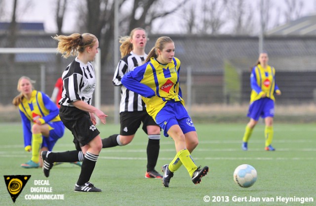 Tara de Boe van Berkel tussendoor bij Saskia Wessels en Kyra Maetzdorff van Eldenia maar De Boe wist Mano Bosch van Eldenia niet te passeren.