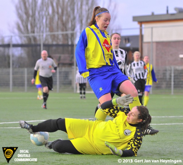 Sluitpost Manon Bosch van Eldenia grijpt goed op een inzet van Nadia Roukes van Berkel.