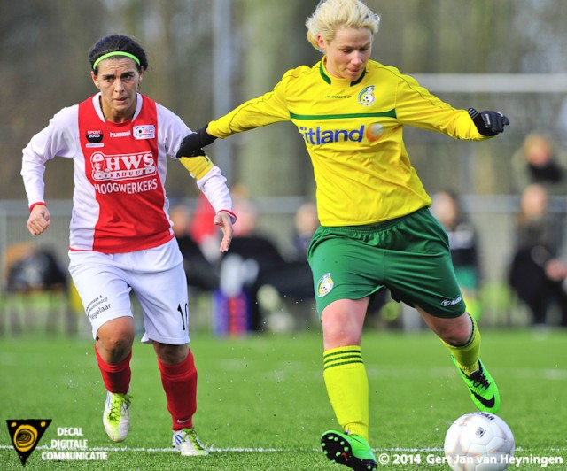 Annika Pluymen van Fortuna in duel met aanvoerster Samira Benchamach van RCL.