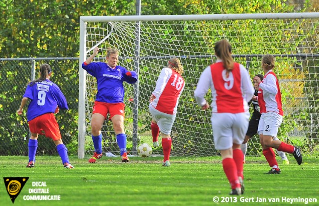 Bianca van der Meer van RCL scoort op aangeven van Merel van den Eshof het openingsdoelpunt in de wedstrijd tussen RCL en Vredenburch.