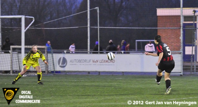 Een schitterende lob van Marianka van Vliet van VVIJ die de 2-0 gaat scoren. Susan Hogenboom van RCL is op deze inzet geheel kansloos.