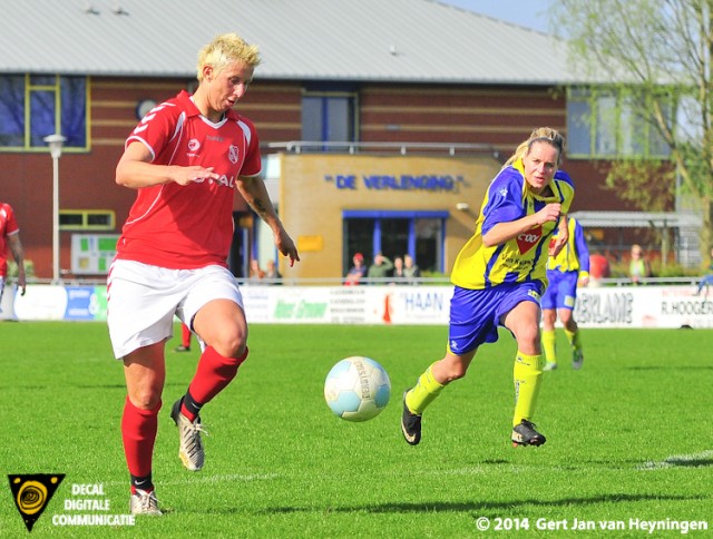 Petra Dugardein op weg naar haar doelpunt in het duel tegen Berkel in Lansingerland.