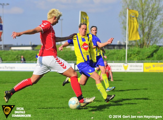 Petra Dugardein van Rhoon haalt uit en scoort de 0-1 tegen Berkel.