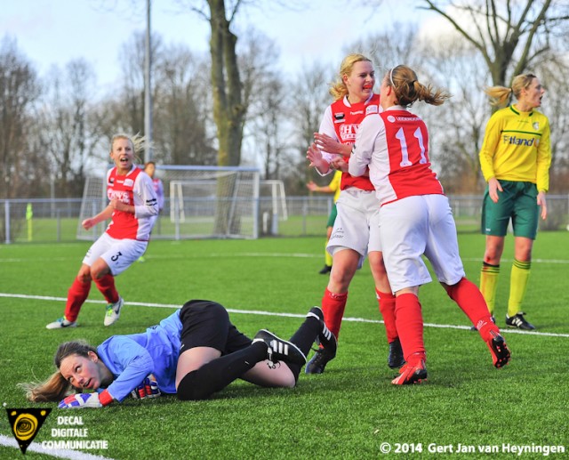 Sabine Verheul van RCL kopte loeihard het leer achter Katja Demacker in de touwen en bracht daarmee de stand in evenwicht.