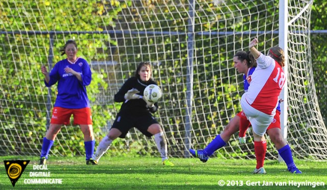 Bianca van der Meer scoort de 2-0 voor RCL tegen Vredenburch op aangeven van Malu Postel.