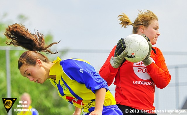 Doelvrouwe Tiffany Graf van ARC grijpt uitstekend in voordat Sandra Karac van Berkel gevaarlijk kan worden.