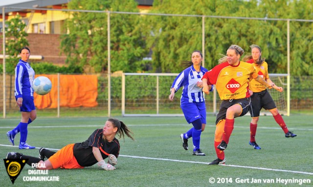 Chantal van Wijk met de 2-0 voor Berkel tegen SVS.