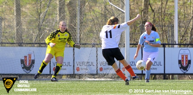 Marijke van den Berg van Jodan Boys heeft de hoek voor het uitkiezen maar gaat het leer naast schieten.