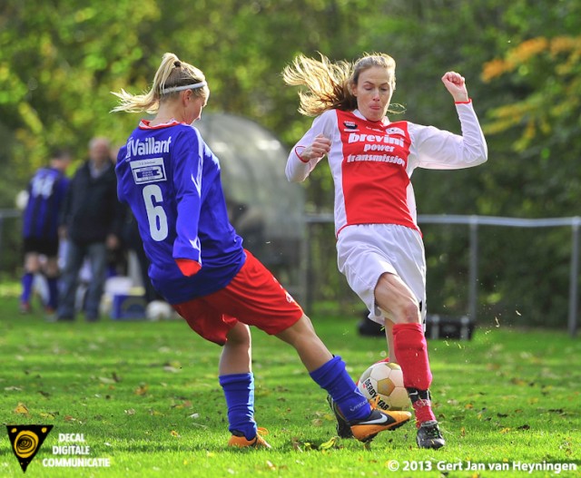 Maaike Toonen van RCL in duel met Kelly van de Rassel van Vredenburch.