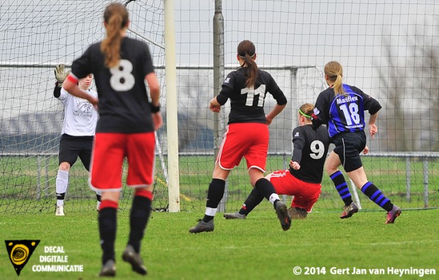 Daniëlle Vermeulen scoort de 1-0 voor SteDoco in het duel tegen Smerdiek.