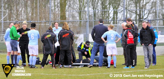 Een ernstige kuitbeen blessure voor sluitpost Lotte Wiekamp van Oranje Nassau die per brancard het veld moest verlaten.