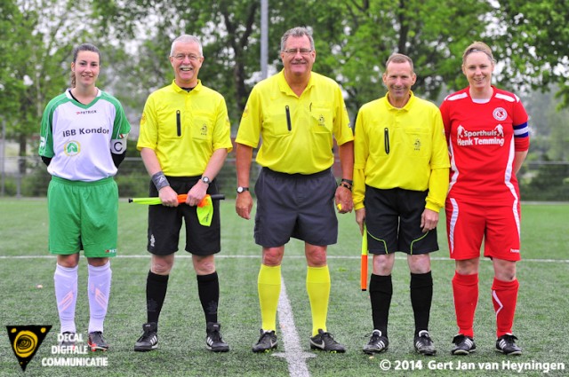 Bij de tos het arbitraal trio met de beide aanvoersters. Van links naar rechts ARC aanvoerster Lisa Prins, eerste assistent Dick Johan Veldhuizen, leidsman Alan Parry, assistent Ton Steenbergen en Faja Lobi aanvoerster Marlien de Groot.