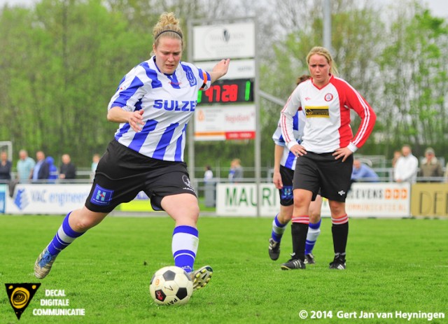 Natuurlijk vanaf elf meter IJzendijke aanvoerster Maud Kuijpers met de 4-1.