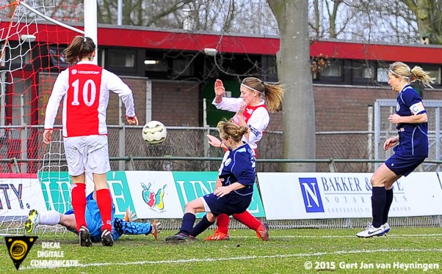 RCL - DTS Ede.  Aanvoerster Sabine Verheul van RCL scoort de gelijkmaker tegen DTS Ede in de allerlaatste minuut.