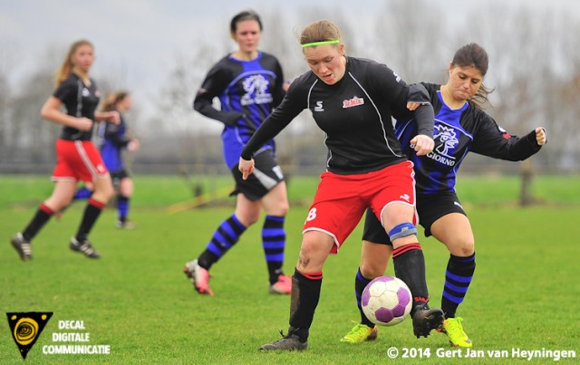 Daniëlle Vermeulen van SteDoCo in duel met Esra Bicer van Smerdiek.