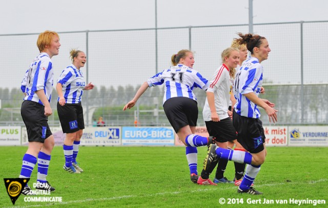 Nouk Wiersum heeft net raak gekopt en brengt daarmee de stand op 5-1 voor IJzendijke in het duel tegen Brielle.