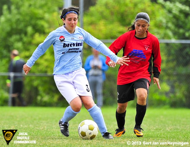 Twee spelbepalende middenvelders in duel. Links Marcela Cabrera van RCL en rechts Jaclyn Leiwakabessy van FC Rijnvogels.