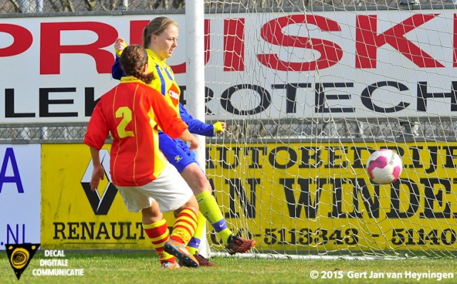 Melanie den Dulk scoort voor Berkel het enige doelpunt van de wedstrijd tegen Sporting '70. 