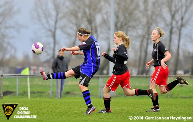 Lesley Heuser van Smerdiek met het allermooiste doelpunt van de middag. Een subtiel geplaatst lobje zou de 4-8 op het scoreboord doen prijken tegen SteDoCo.