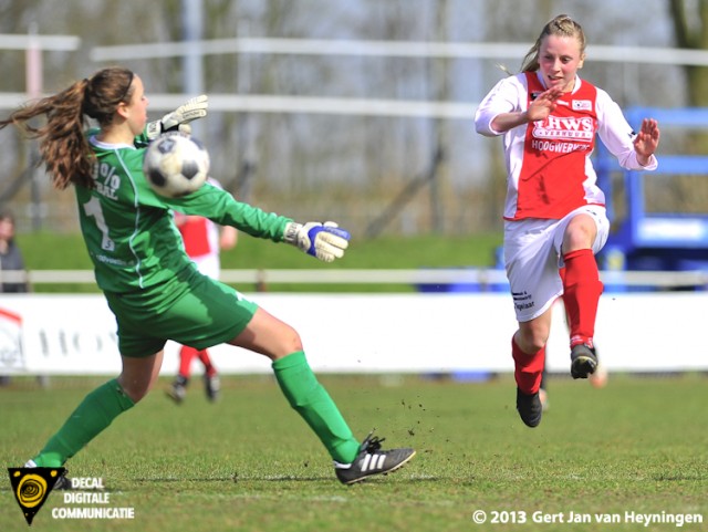 Een prachtige actie van Sandy van de Water van RCL die in het eerste deel de 3-0 scoorde maar hier weer een mogelijkheid krijgt. De bal gaat echter net langs Joëlle de Bondt en naast.