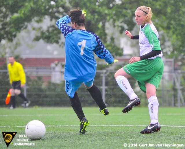 Marloes de Vos van ARC die de 3-0 gaat scoren voor ARC in het duel tegen Faja Lobi KDS.