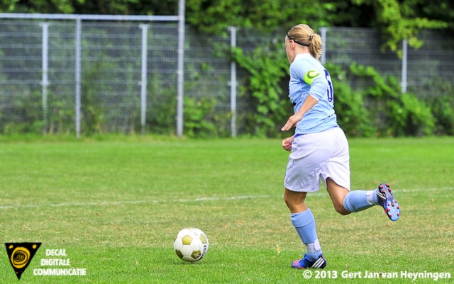 RCL - FC Rijnvogels. Aanvoerster Kirsten Kok van RCL gaat voor de 4-1 tegen FC Rijnvogels.