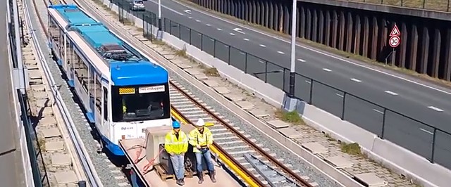 Heuy-dean van Eerde legt de eerste testrit op de Noord-Zuidlijn vast