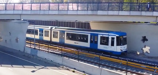 Huey-dean van Eerde volgt de eerste bewegingen op de Amsterdamse Noord-Zuidlijn.