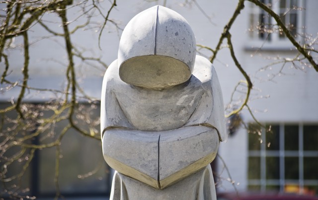 Biddende monnik voor Sint Etienne kerk in Waha bij Marche-en-Famenne