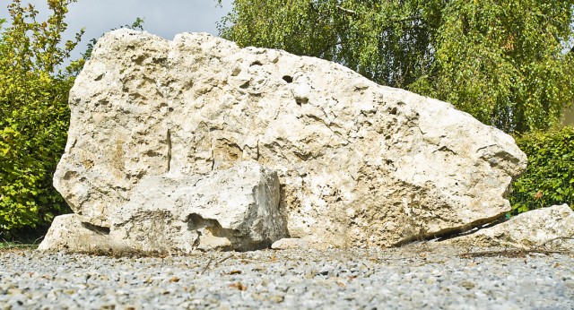 De steen die pelgrims de innerlijke rust gaf. La Pierre Saint Hubert op de hoogte van Waha bij Marche a Famenne. Op het grensgebied van de Abdij van St-Hubert (Luxemburg) en de Bourgondische Nederlanden.