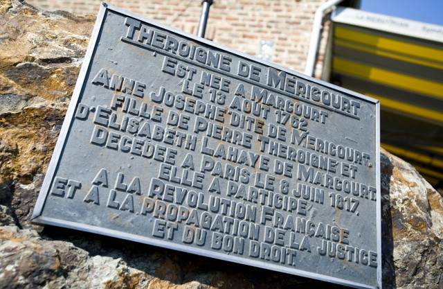 Slechts een fraaie gedenksteen in Marcourt waar Anne-Josèphe Théroigne de Méricourt werd geboren. Maar deze kleine daadkrachtige vrouw stond voor het recht van vrouwen en was één van de belangrijkste hoofdrolspeelsters van de Franse Revolutie.