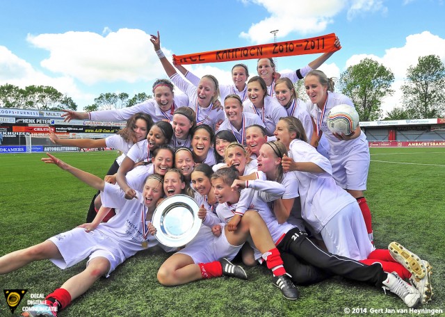 Ramona van der Harst met de kampioensschaal in handen