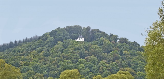 Kapel met kluizenaarswoning van Sint-Thibaut vanuit Marcourt gezien.