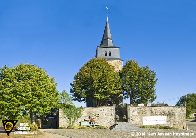 Eglise Saint Martin Marcourt met daarvoor Place de Chiroubles waar ieder jaar in het eerste weekend van augustus de verbroedering tussen de twee gemeenten wordt gevierd.