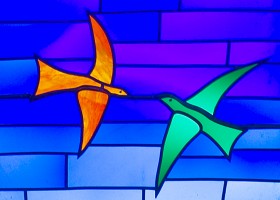 Vogels als symbolen van de vrijheid door kunstenaar Jean-Michel Folon vervaardigd. Uitgevoerd als fraaie gebrandschilderde ramen in de St. Etienne kerk van Waha in de Belgische Ardennen.