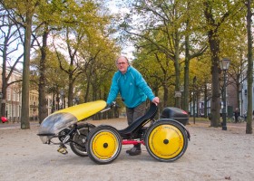 Jan van Zelderen met zijn YanBike op het Lange Voorhout te 's-Gravenhage